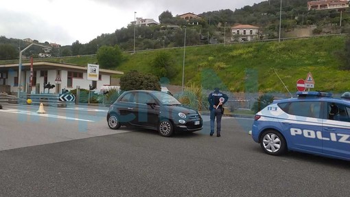 Imperia: controlli al casello dell'autostrada da parte della polizia, poche le auto in arrivo (foto) Imperia: controlli al casello dell'autostrada da parte della polizia, poche le auto in arrivo (foto)