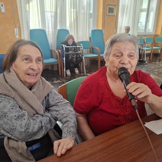 Sanremo, musica e allegria: il karaoke coinvolge gli ospiti di Casa Serena (Foto)