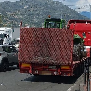 Ventimiglia, camion in panne in via Cavour manda in tilt la viabilità di tutta la città (Foto) Ventimiglia, camion in panne in via Cavour manda in tilt la viabilità di tutta la città (Foto)
