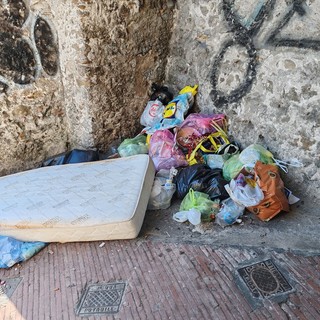 Ventimiglia, abbandona rifiuti nella città alta: individuato trasgressore seriale