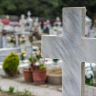 Svolgeva lavori in nero e usava materiale pubblico: dipendente cimiteriale denunciato dalla Guardia di Finanza