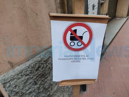 Imperia: cartelli contro l'amministrazione: &quot;Via Amendola da 25 giorni interdetta ai passeggini&quot; (foto)