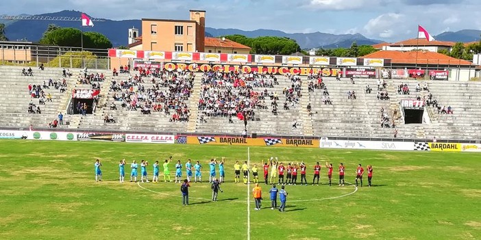 Lucchese e Sanremese prima del calcio d'inizio Lucchese e Sanremese prima del calcio d'inizio