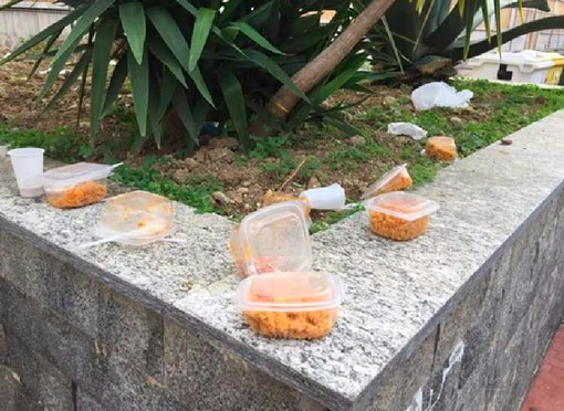 Ventimiglia: cibo abbandonato nei pressi della stazione ferroviaria, le lamentele di alcuni cittadini per il degrado in cui versa l'intera zona Ventimiglia: cibo abbandonato nei pressi della stazione ferroviaria, le lamentele di alcuni cittadini per il degrado in cui versa l'intera zona
