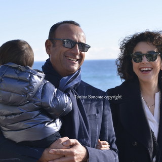 Ospedaletti: Carlo Conti e famiglia si rilassano passeggiando al sole sulla pista ciclopedonale Ospedaletti: Carlo Conti e famiglia si rilassano passeggiando al sole sulla pista ciclopedonale
