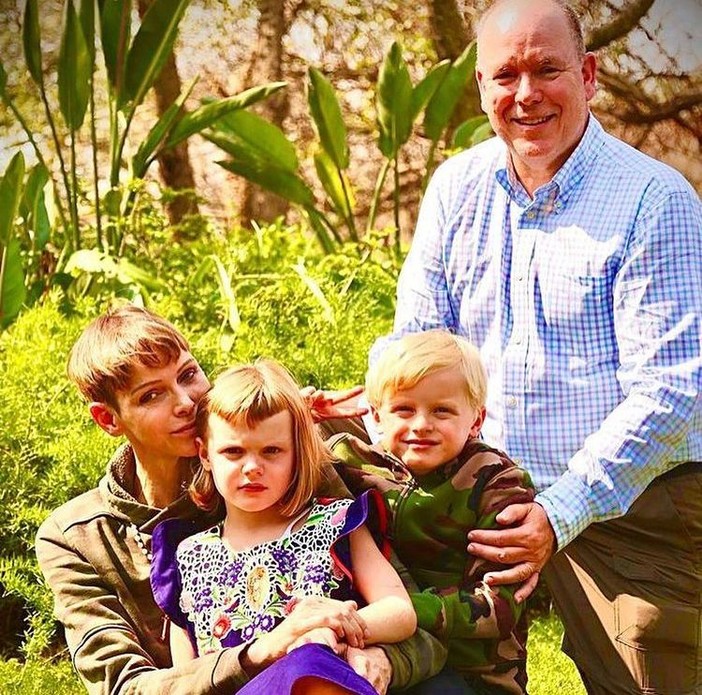 Albert II, la principessa Charlène e i piccoli Jacques e Gabriella in Sudafrica (foto pubblicate su Instagram) Albert II, la principessa Charlène e i piccoli Jacques e Gabriella in Sudafrica (foto pubblicate su Instagram)