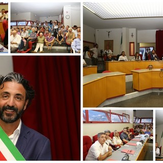 Taggia: ore 21.06, con il suono della campanella Mario Conio dà il via alla sua legislatura (Foto e Video) Taggia: ore 21.06, con il suono della campanella Mario Conio dà il via alla sua legislatura (Foto e Video)