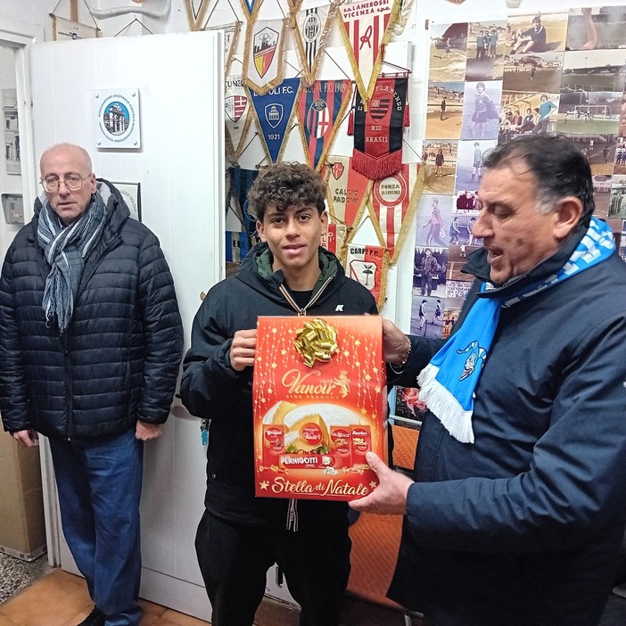 Calcio. Sanremese, Francesco Cavaliere premiato come miglior giocatore biancazzurro di novembre Calcio. Sanremese, Francesco Cavaliere premiato come miglior giocatore biancazzurro di novembre