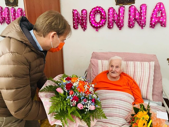 100 anni della signora Giuseppina a Torria. La visita e gli auguri dell’Assessore Marco Scajola e del Presidente Giovanni Toti 100 anni della signora Giuseppina a Torria. La visita e gli auguri dell’Assessore Marco Scajola e del Presidente Giovanni Toti