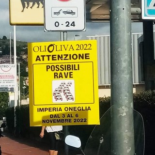 "Attenzione possibili rave": cartello fake scatena l'ironia sui social alla vigilia di Olioliva che 'paralizza' Oneglia e dintorni (foto)