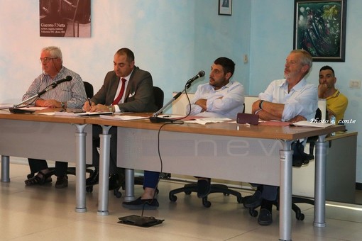 Vallecrosia: ringhiera della passeggiata sul lungomare, il Sindaco convoca la ditta, opposizione “È stato perseguito il nostro intento, quello non di fare della sterile polemica” Vallecrosia: ringhiera della passeggiata sul lungomare, il Sindaco convoca la ditta, opposizione “È stato perseguito il nostro intento, quello non di fare della sterile polemica”