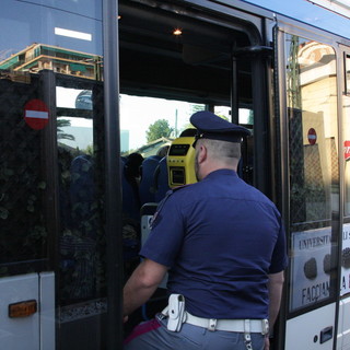 Imperia: accusato di essersi 'strusciato' contro una ragazza su un pullman di linea. Settantacinquenne a processo