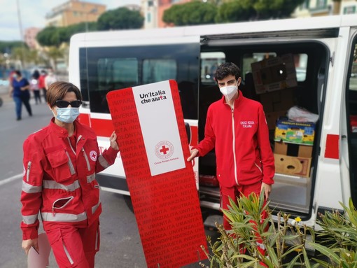 I volontari della Croce Rossa impegnati tra Sanremo e Arma di Taggia per il "carrello sospeso" che aiuterà a Pasqua centinaia di persone (foto) I volontari della Croce Rossa impegnati tra Sanremo e Arma di Taggia per il "carrello sospeso" che aiuterà a Pasqua centinaia di persone (foto)