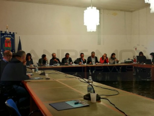 Bordighera: il Consiglio comunale approva il Piano Finanziario Tari, polemiche dall'opposizione “Tariffe maggiori per servizi minori” Bordighera: il Consiglio comunale approva il Piano Finanziario Tari, polemiche dall'opposizione “Tariffe maggiori per servizi minori”