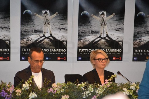 #Sanremo2017: l'abbraccio della sala stampa radio-web a Carlo Conti e Maria De Filippi. "Il vostro lavoro è fondamentale per il Festival"