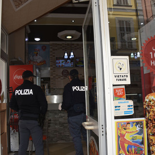 Ventimiglia, sospesa la licenza ad un noto kebab del centro: era ritrovo di pregiudicati (foto) Ventimiglia, sospesa la licenza ad un noto kebab del centro: era ritrovo di pregiudicati (foto)