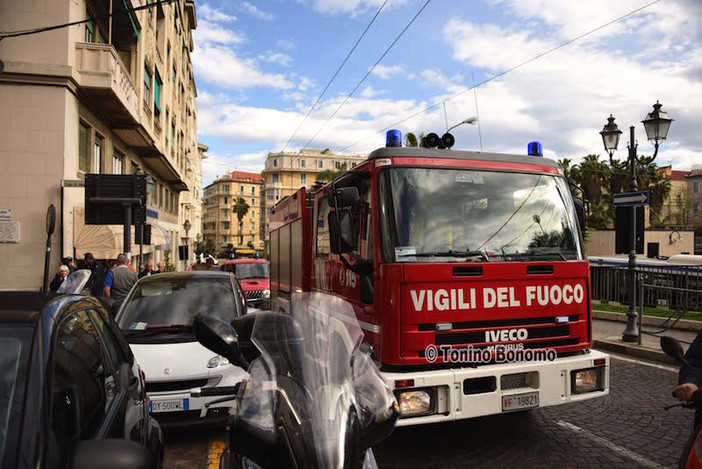 Sanremo: malfunzionamento alla canna fumaria di una pizzeria, intervento dei Vigili del Fuoco Sanremo: malfunzionamento alla canna fumaria di una pizzeria, intervento dei Vigili del Fuoco
