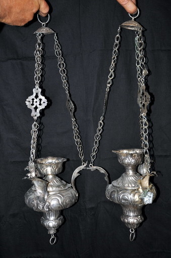 Imperia: sequestrati due preziosi candelabri antichi provento di un furto Imperia: sequestrati due preziosi candelabri antichi provento di un furto