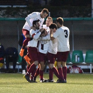 Oneglia Calcio in festa dopo un goal: momento magico per i ragazzi di mister Gianni Bella (foto Massimo Speedy Vaccarezza)