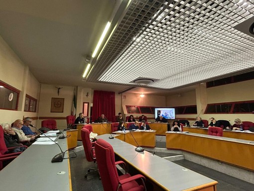 Taggia, spiagge a Amaie Energia: passa la delibera tra tensioni e accuse. Cascino: “Atto illegittimo, lo porto alla Corte dei Conti”