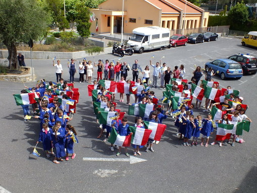 Ai ragazzi dell’Istituto Comprensivo di Riva ligure e S. Lorenzo al mare, consegnata la Bandiera italiana
