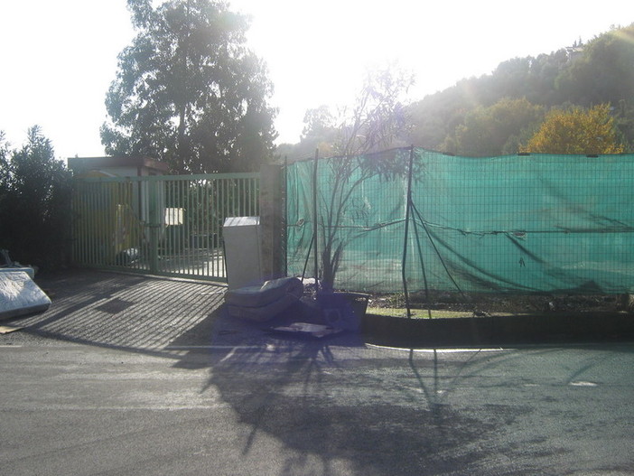 Imperia: centro di conferimento di Artallo. All'interno rifiuti speciali depositati per terra. De Bonis: "Lo abbiamo già segnalato a Teknoservice"