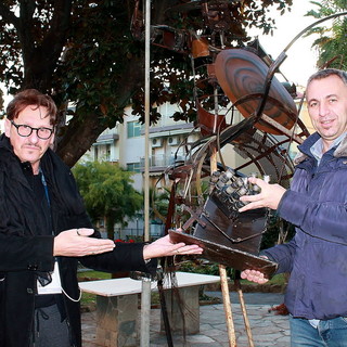 Festival della Canzone Cristiana: Diego Santamaria consegna la sua scultura a celebrazione della 1^ edizione Festival della Canzone Cristiana: Diego Santamaria consegna la sua scultura a celebrazione della 1^ edizione