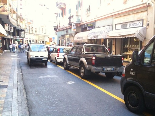 Sanremo: commercianti stoppano chiusura del posteggio in piazza Mameli, la protesta di una lettrice Sanremo: commercianti stoppano chiusura del posteggio in piazza Mameli, la protesta di una lettrice
