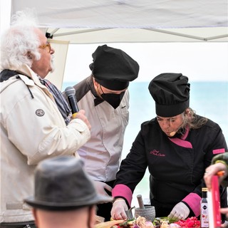 Vallecrosia (IM): Patrizio Roversi presenta Paola Chiolini e i suoi “Petali di cipolla e di pesce con Begonia e crema di Geranio" (Video e foto)