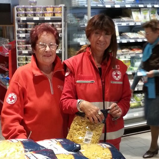 Croce Rossa con Coop in aiuto delle famiglie di Sanremo: in una mattinata raccolti 600 kg di viveri alla colletta organizzata da Coop Foce