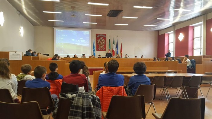 Ventimiglia: Consiglio Comunale dei Ragazzi questa mattina in Comune, ad accogliere le scuole l’Assessore Nesci e il Presidente De Leo Ventimiglia: Consiglio Comunale dei Ragazzi questa mattina in Comune, ad accogliere le scuole l’Assessore Nesci e il Presidente De Leo