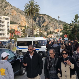 Calati i controlli al confine italo-francese: pendolari e turisti italiani sono riusciti a transitare, rientrato l'allarme