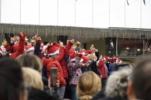 Sanremo: i cori dei bambini delle scuole portano l'atmosfera del Natale in piazza Colombo Sanremo: i cori dei bambini delle scuole portano l'atmosfera del Natale in piazza Colombo