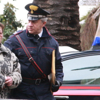 Consuelo Boscarini mentre viene portata in tribunale dal maresciallo Longobardi