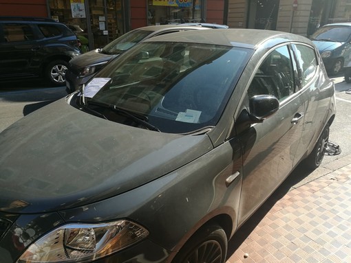 Ventimiglia: sbanda con l'auto e causa il danneggiamento di alcuni mezzi posteggiati, intervento della Polizia Stradale Ventimiglia: sbanda con l'auto e causa il danneggiamento di alcuni mezzi posteggiati, intervento della Polizia Stradale