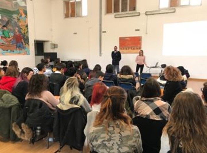 Imperia: la Polizia di Stato e la violenza di genere, un incontro con gli alunni Imperia: la Polizia di Stato e la violenza di genere, un incontro con gli alunni