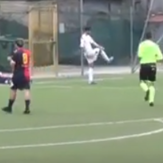Il momento in cui Alfonso Rea, attaccante del Ventimiglia, mette fuori il pallone con Quispe a terra
