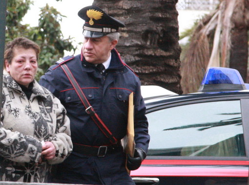 Consuelo Boscarini mentre viene portata in tribunale dal maresciallo Longobardi
