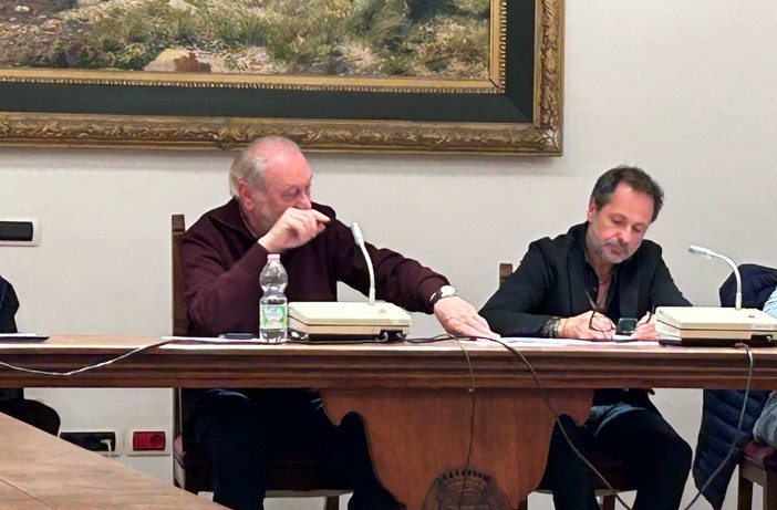 Il sindaco Daniele Cimiotti durante il Consiglio comunale di giovedì 27 marzo