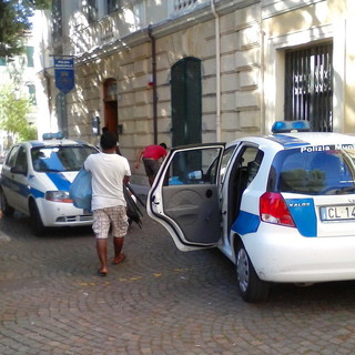 Blitz in un bilocale del centro di Diano Marina, la Polizia Locale trova 10 persone e sequestra 5000 € di merce