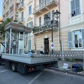 Ventimiglia, rimossa la vecchia cabina telefonica in via Milite Ignoto (Foto)