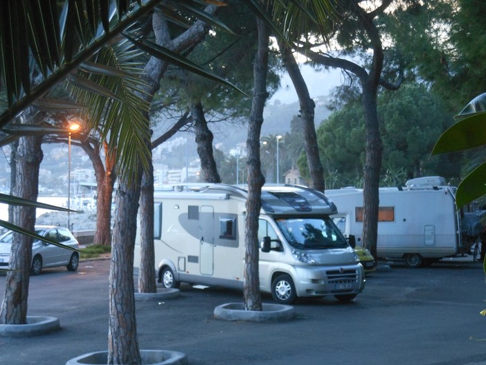 Ventimiglia: ancora camper in Piazzale de Gasperi, un'altra segnalazione da un lettore