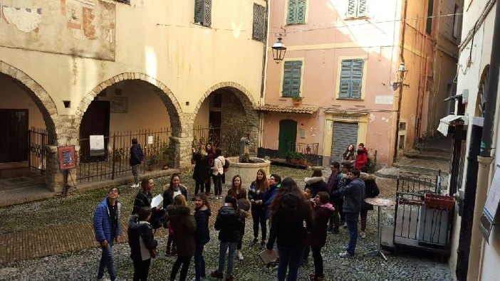 Sanremo: prosegue il progetto 'Cicerone per le scuole medie', gli studenti del Liceo Cassini hanno accompagnato gli alunni della scuola media 'Mater Misericordiae'