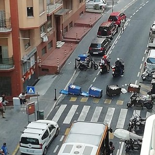 Sanremo, sparge i cassonetti dell'immondizia in mezzo a via Martiri della Libertà: automobilisti infuriati Sanremo, sparge i cassonetti dell'immondizia in mezzo a via Martiri della Libertà: automobilisti infuriati