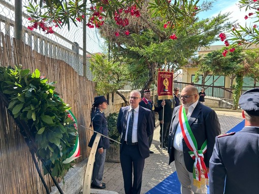 Riva Ligure, deposta una corona d'alloro in memoria dell'agente di polizia Emanuela Loi (Foto e video) Riva Ligure, deposta una corona d'alloro in memoria dell'agente di polizia Emanuela Loi (Foto e video)