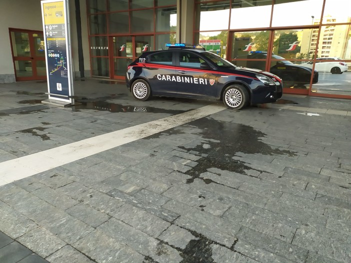 Imperia, straniero dà in escandescenze in stazione: intervengono i carabinieri