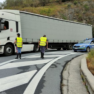 Stop ai tir sulla 28, vertice in Prefettura.  Adolfo ribadisce la linea dura : “Solo merci deperibili, gli altri tir prendano l’autostrada”