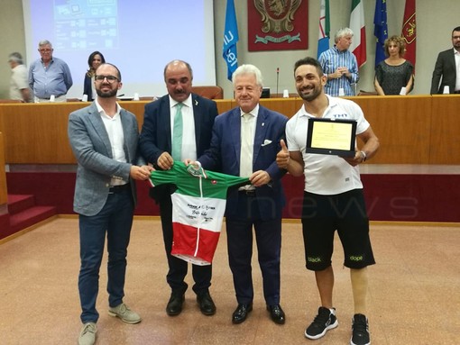 Ventimiglia: il Sindaco Scullino consegna una targa a Fabio Raddrizzati, campione italiano di paraciclismo