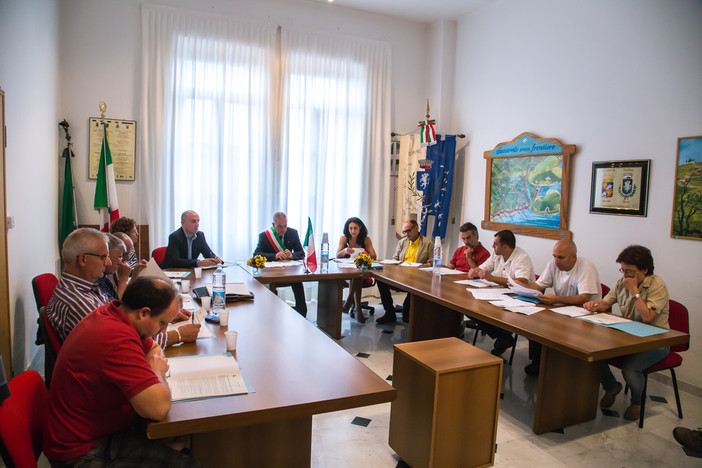 Triora sigla la convenzione con Montalto e Carpasio per i servizi amministrativi e finanziari, a capo ci sarà il rag. Pastorelli