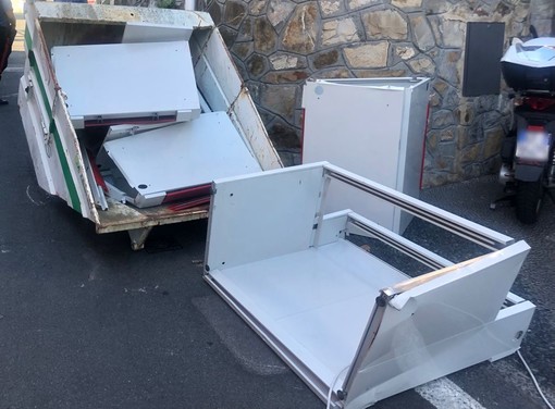 Imperia, cassone con oggetti rubati abbandonato alle Cascine, carabinieri indagano per furto Imperia, cassone con oggetti rubati abbandonato alle Cascine, carabinieri indagano per furto